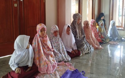 Pondasi Kedisiplinan dan Ketakwaan: Konsistensi Shalat Dzuhur Berjamaah di SD Tahfidz Arroyyan (YAMQU)